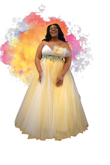 Kim et sa robe fleurie photo d'une mannequin noire portant une robe de princesse blanche et jaune avec des broderies fleuries, sur fond façon tâche multicolore