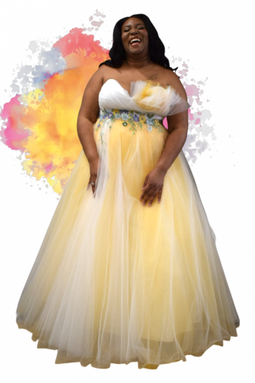 photo d'une mariée noire de bonne humeur portant une robe de princesse blanche et jaune avec des broderies fleuries, sur fond façon tâche multicolore