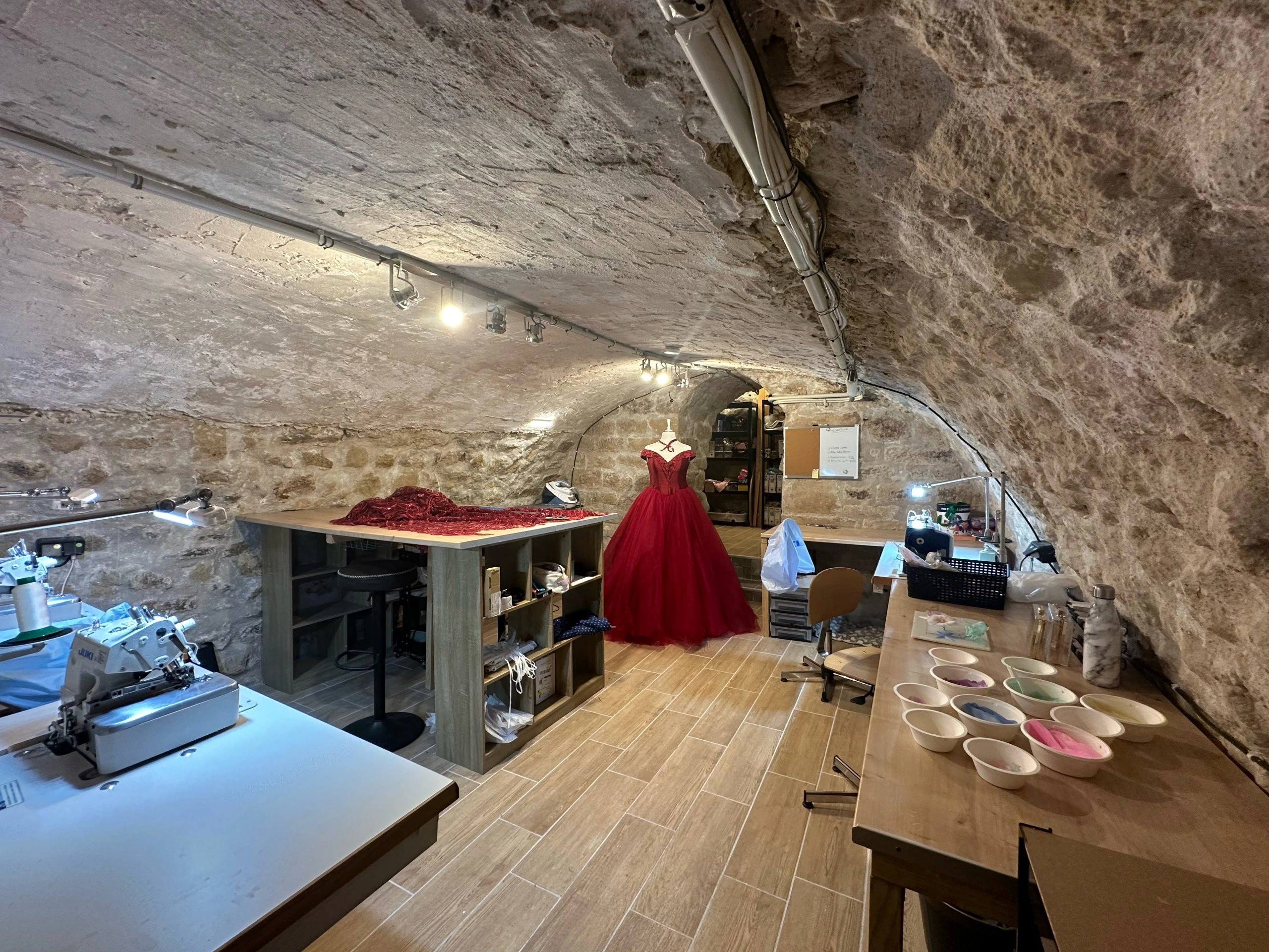 vue de l'atelier avec mannequin, machines et table de coupe