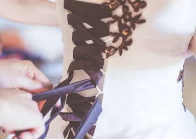 détail d'un corset de robe de mariée avec lacet marron