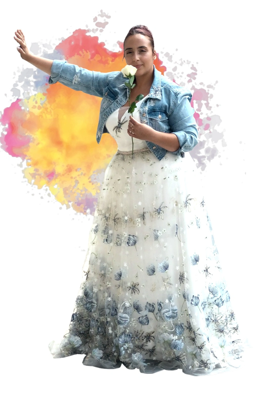 Photo d'un mannequin grande taille portant une robe de mariée brodée et une veste en jean