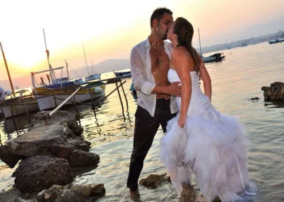 couple de mariés qui s'embrassent