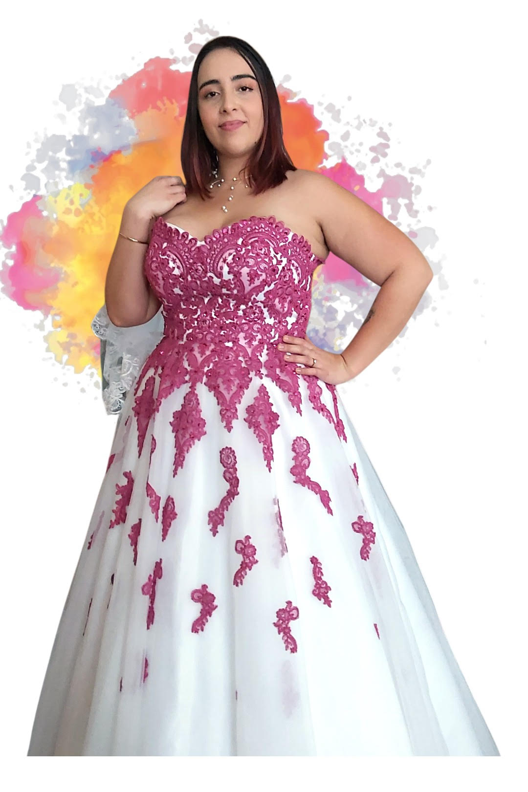Mannequin portant une robe de mariée blanche et fushia sur fond blanc et tâche multicolore