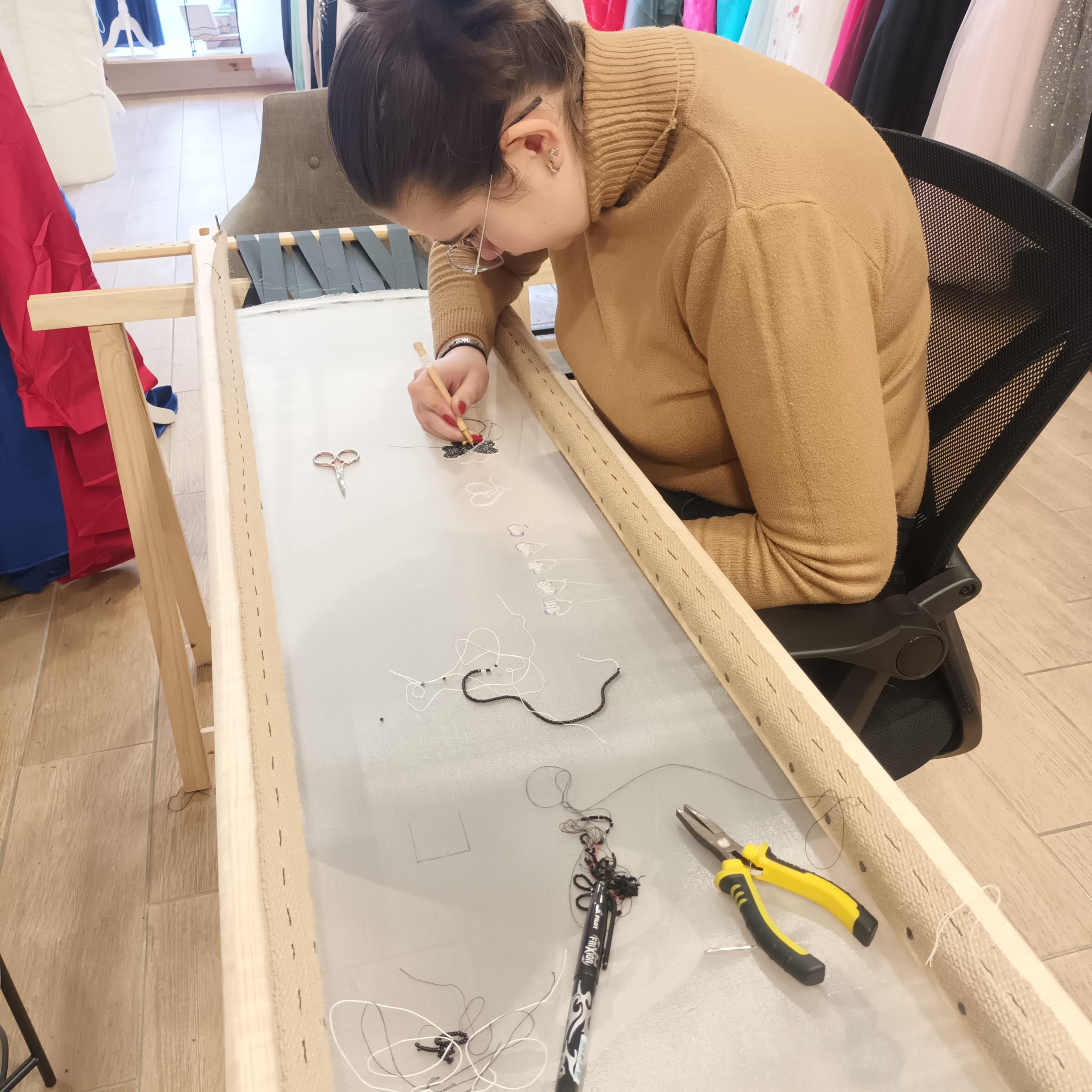 Sophie sur le métier à broder