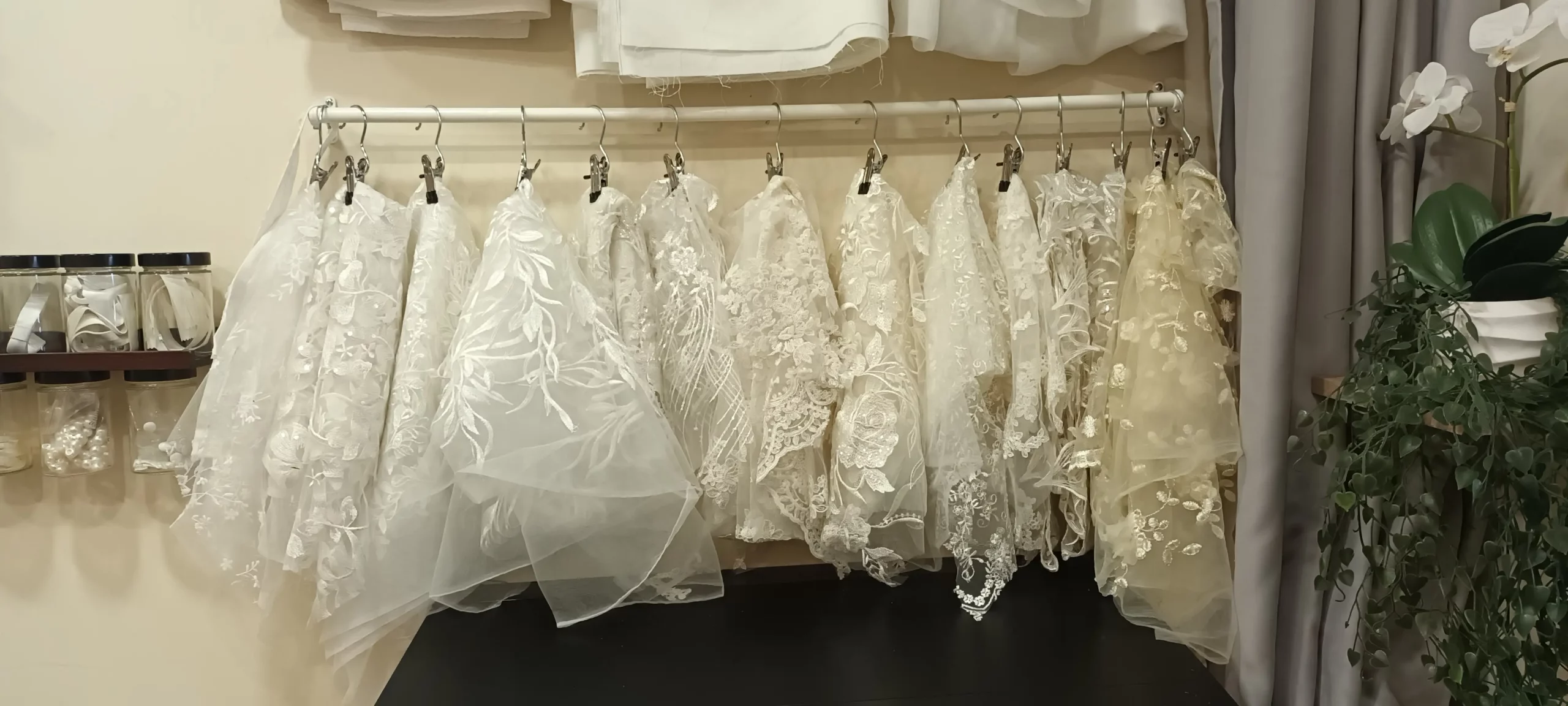 photo de nos échantillons de dentelle dans notre atelier à Paris